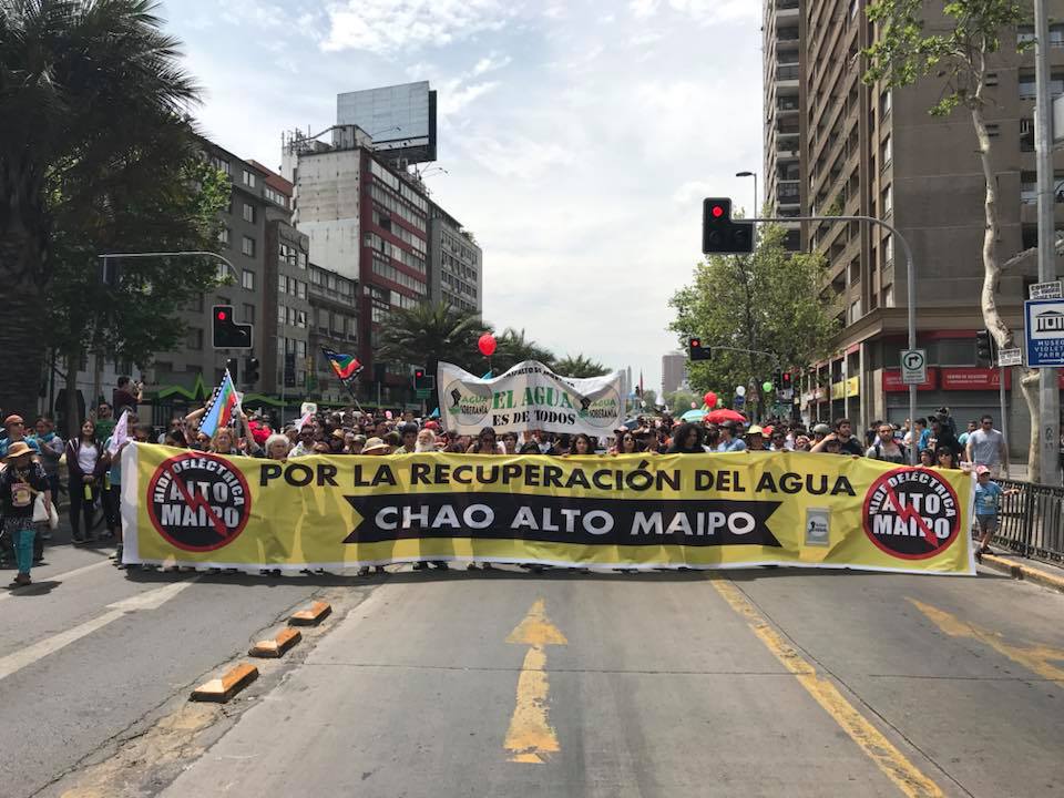 Masiva marcha contra proyecto Alto Maipo en Santiago