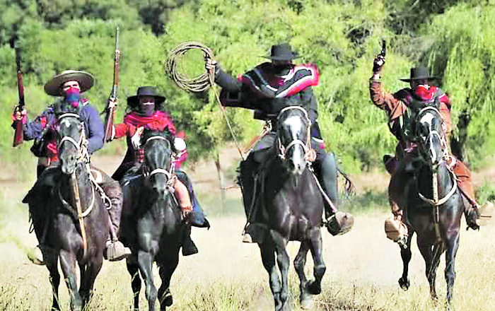 Volver al Futuro: A caballo y con chupalla asaltan servicentro en Lo Barnechea