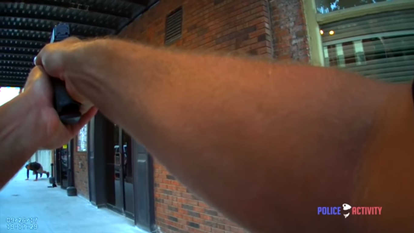 Un policía de Estados Unidos dispara por error a un actor en pleno rodaje (VIDEO)