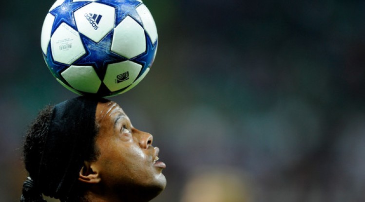 VIDEO: Ronaldinho patenta una nueva forma de balón