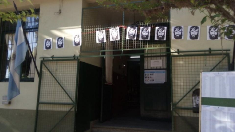 Vecinos y amigos pegan fotos de Santiago Maldonado en la escuela donde debería haber votado