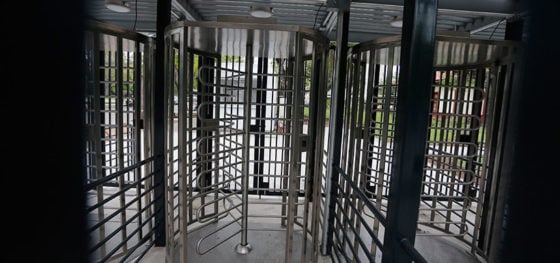 Polémica en la U. de Santiago por instalación de barreras de seguridad en los accesos del recinto