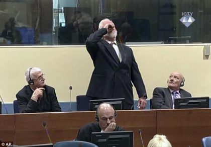 Clip | Criminal de guerra bosnio muere tras beber veneno en pleno juicio en La Haya y frente a las cámaras