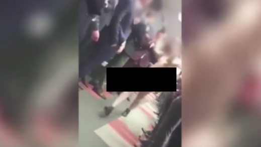 Mujer desfila desnuda ‘para levantar la moral de sus compañeros’ por petición de su jefe