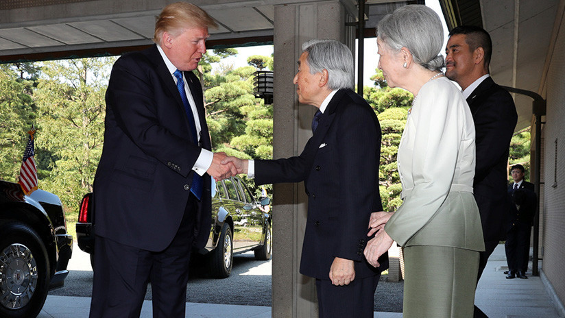 Estados Unidos: Trump rompe la tradición y no se inclina ante el emperador de Japón