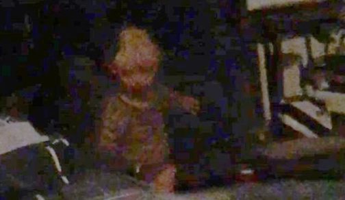 Este hombre afirma ser perseguido por un niño fantasma y lleva meses registrando su historia… su última foto te dejará los pelos de punta