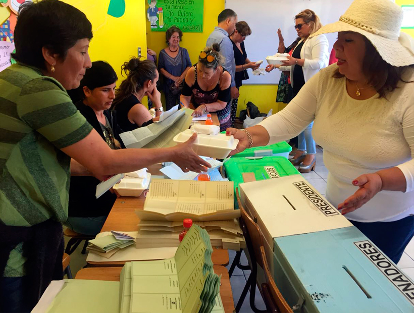 Nogales: Alcaldesa repartió almuerzos a los vocales de mesa de su comuna