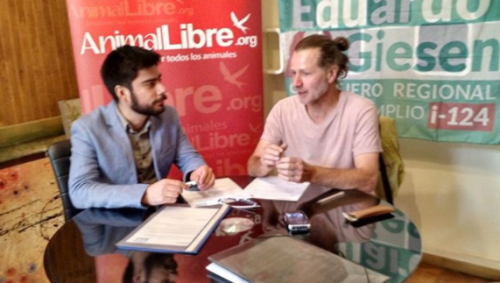 Santiago: Organización Animal Libre y candidato a Core firman compromiso por los derechos animales