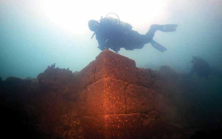 Descubren castillo de 3.000 años sumergido en un lago de Turquía