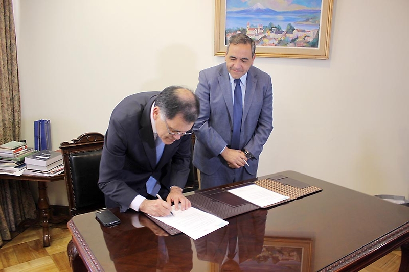 Cámara de Diputados y U. de Chile firman acuerdo para trabajar en detección de plagios en informes