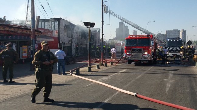 Ochenta inmigrantes damnificados tras incendio de «cité ilegal» en Estación Central
