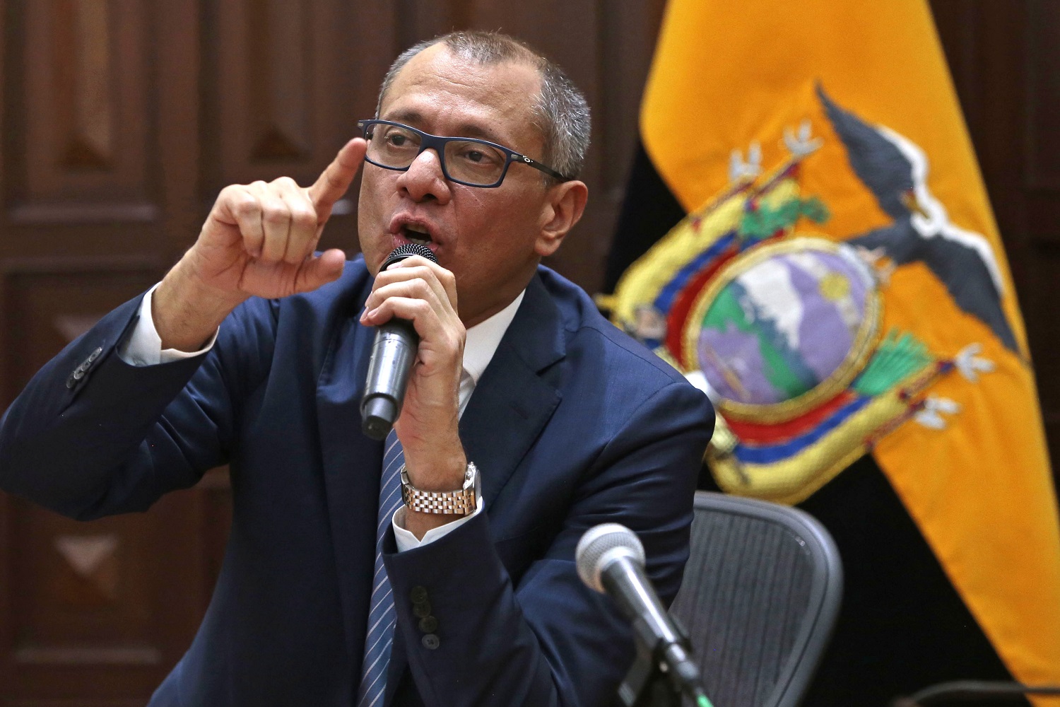 Vicepresidente de Ecuador es llevado a juicio y reafirma su inocencia en una carta a sus hijos