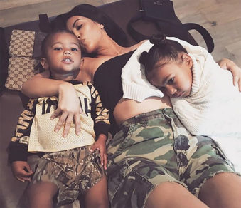 Así fue el momento en que Kim Kardashian le reveló su identidad a la madre de alquiler que gestará a su tercer hijo