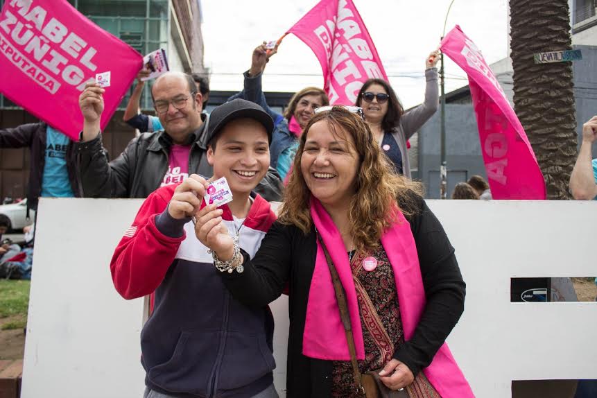 Candidata del FA Mabel Zúñiga entrega condones en Valparaíso