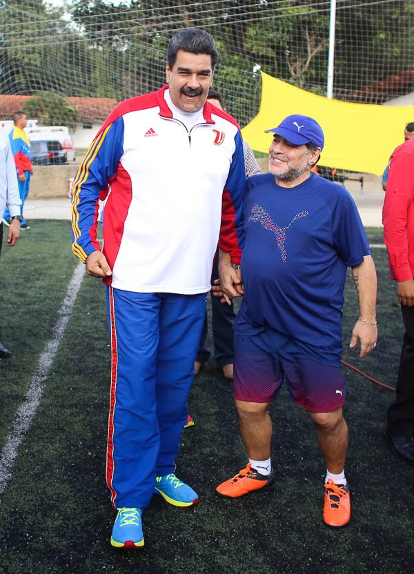 Venezuela: Diego Maradona juega al fútbol con Nicolás Maduro (Video)
