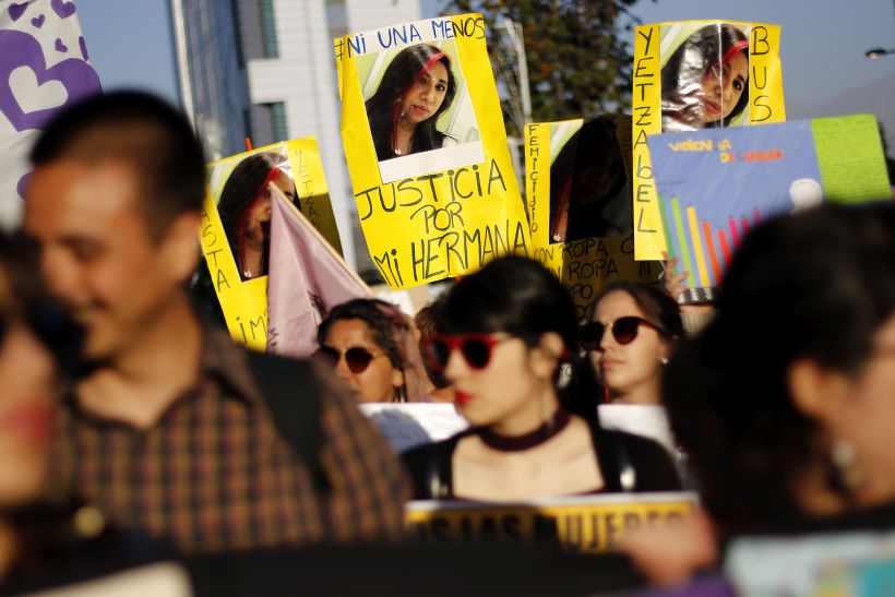 Cerca de 10 mil personas marchan en Santiago contra la violencia hacia la mujer