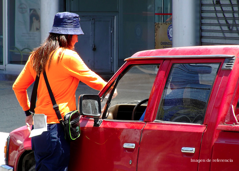 Anciano agrede a trabajadora haitiana que le cobró estacionamiento en Villarrica