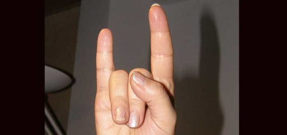 5 significados diferentes para la popular señal de los cuernos; no solo es un signo rockero