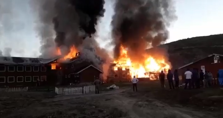 Incendio destruye conocido hotel de la zona de las Torres del Paine