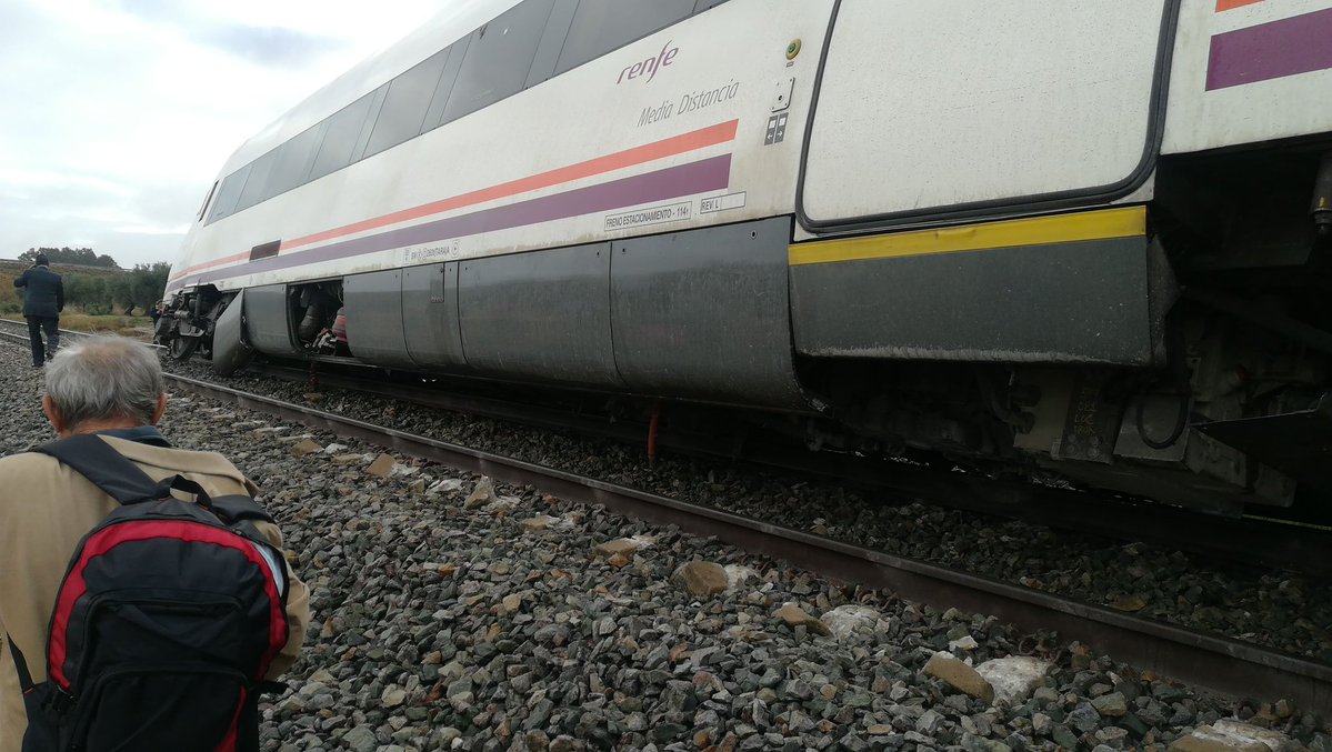 España: por mal estado de las vías, un tren descarrila y deja una gran cantidad de heridos