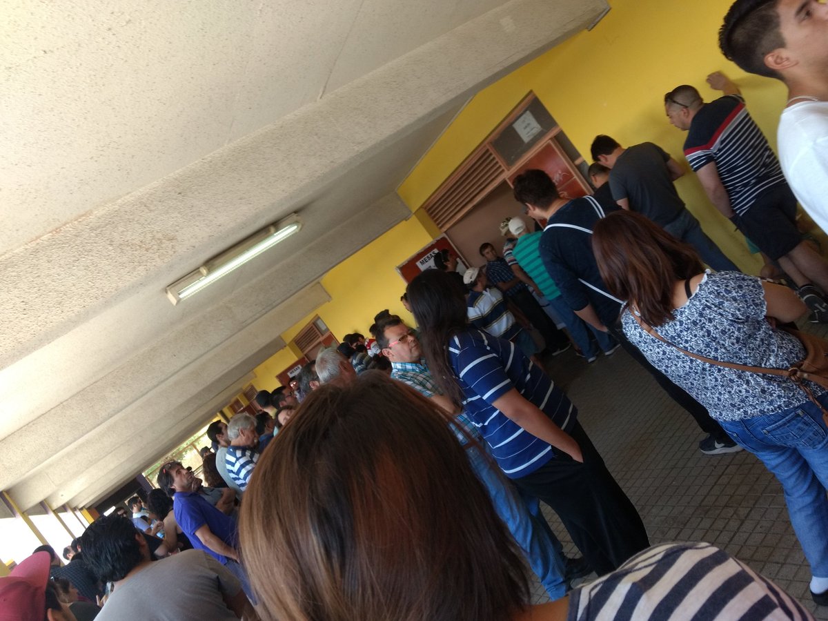 A pesar del calor, alta afluencia en locales de votación en toda la Región Metropolitana