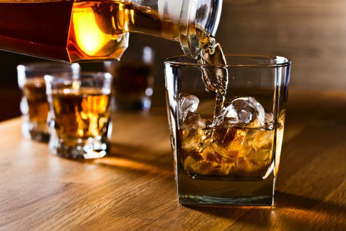 Estudio sugiere que los tipos de alcohol que tomamos se relacionan con diferentes emociones