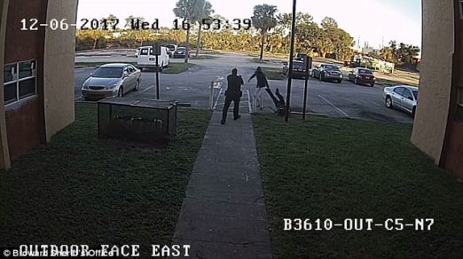 Clip | Impactante registro muestra a un sujeto pateando, golpeando y arrastrando a un policía antes de que otro lo abatiera a tiros