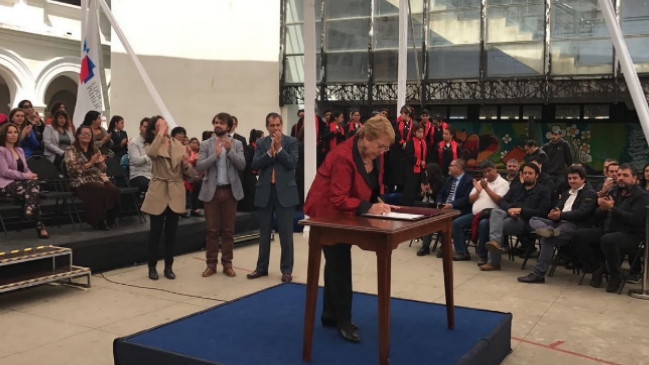 Desmunicipalización: Bachelet firma Protocolo de Colaboración con Municipio de Valparaíso
