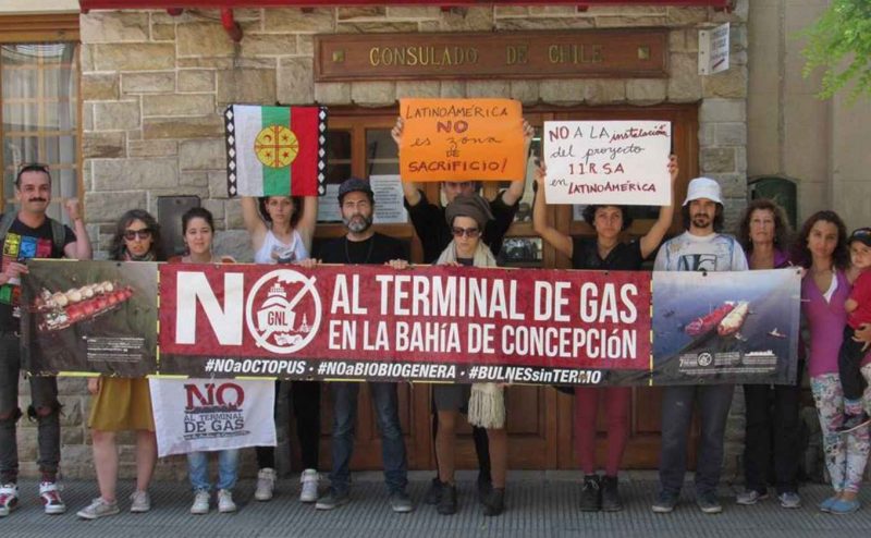 Protesta en consulado chileno de Bahía Blanca contra los terminales de gas en Concepción