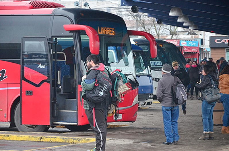 Sernac detecta diferencias de hasta 227% en pasajes de buses previo a fin de semana largo