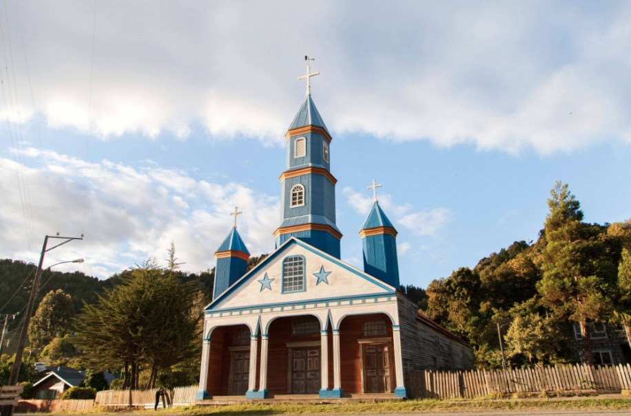 Expulsan de Chiloé a mochilero que amenazó con quemar iglesia patrimonial