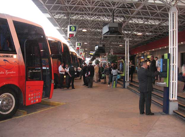 Diferencias de hasta 244% en pasajes de buses interurbanos previo a fin de año