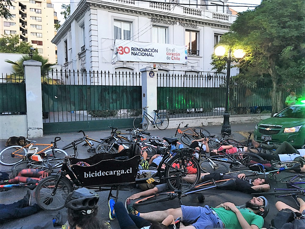 Ciclistas funan a Chile Vamos por torpedear proyecto que rebaja velocidad máxima en zonas urbanas