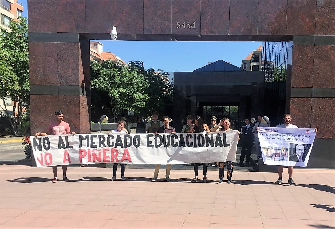 Estudiantes protestaron frente a grupo Laureate en rechazo a dichos en favor de Piñera