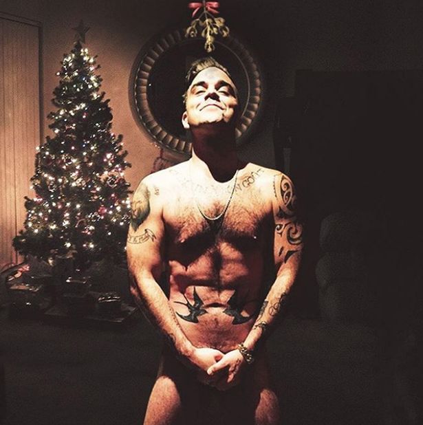 Robbie Williams sorprende a sus fanáticas desnudo al lado de su arbolito de Navidad