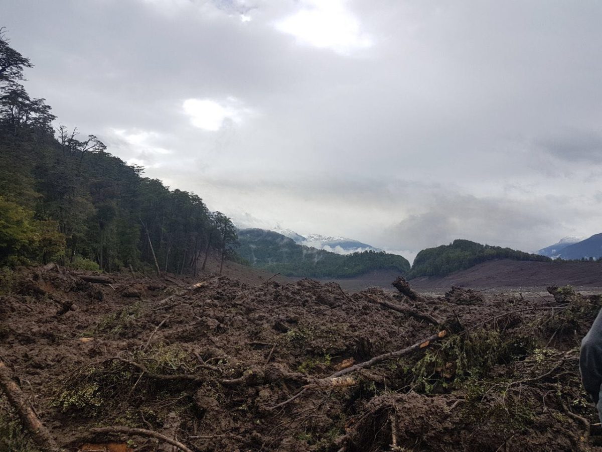 Un carabinero está desaparecido tras aluvión en el poblado de Villa Santa Lucía