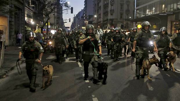 Argentina: reprimen a manifestantes que marchaban en contra de la OMC