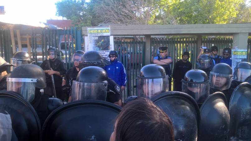 Diputado argentino baleado tras violento desalojo de una fábrica en Neuquén: “La policía está muy cebada”