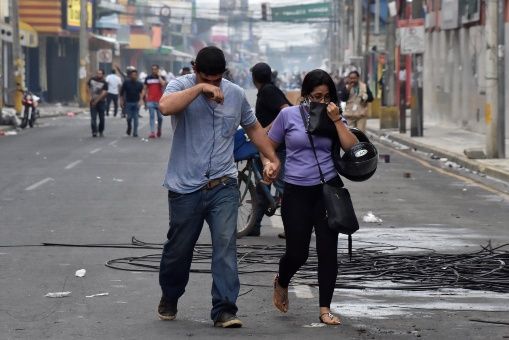 Cacerolazos y manifestaciones en Honduras al cumplirse segundo día de toque de queda