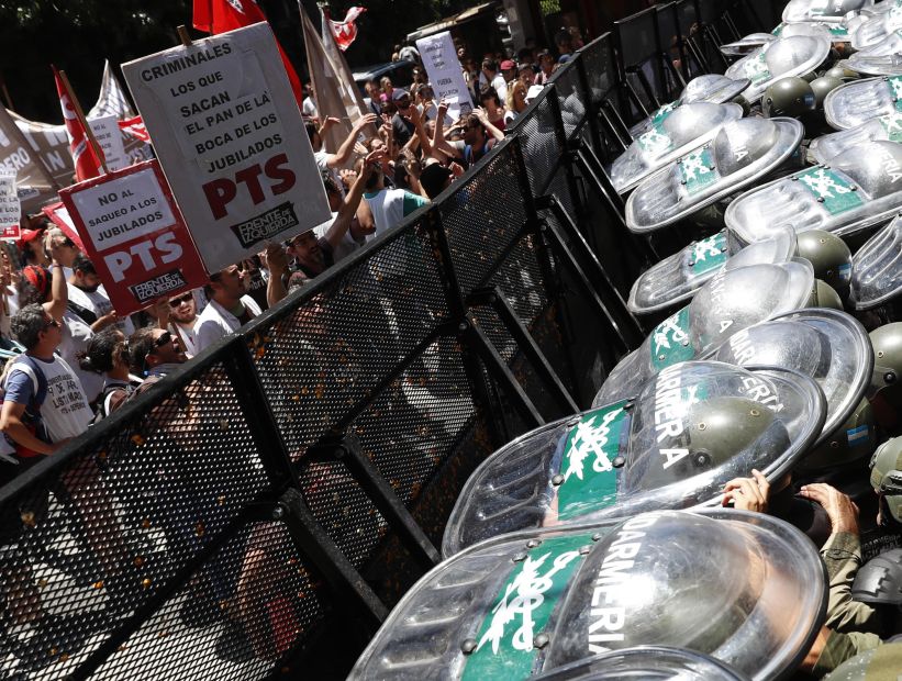 Congreso argentino suspende sesión sobre reforma jubilatoria por protestas de trabajadores