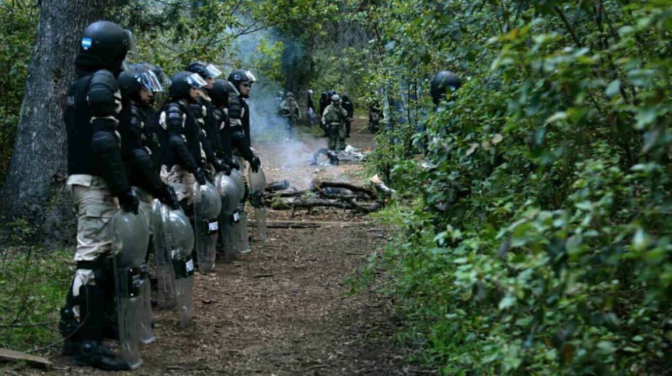 (Video) Fuerzas de seguridad violentan a comunidad mapuche en Argentina