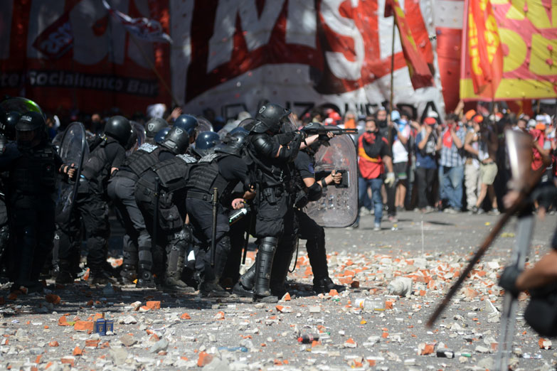 Argentina: Otro día de furia con gases, balas de goma y detenciones arbitrarias