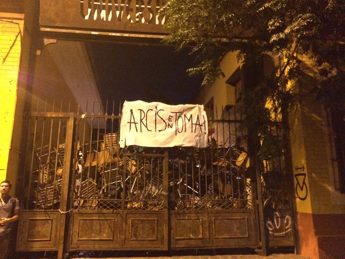Estudiantes se toman sede de la universidad Arcis en Santiago
