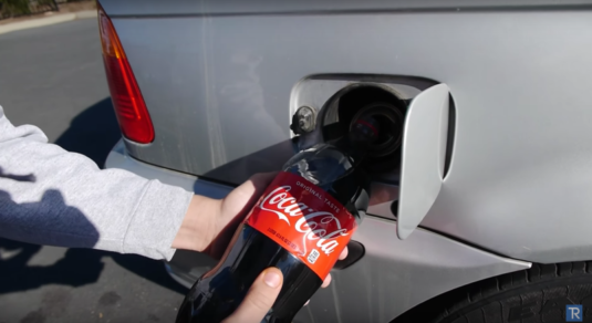 (VIDEO) Esto es lo que sucede cuando llenas tu estanque de gasolina con Coca-Cola