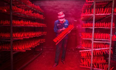 Los verdaderos «ayudantes de Santa»: la ciudad en China que hace las decoraciones navideñas del mundo