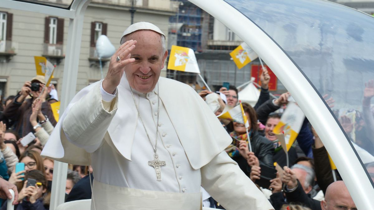 Francisco llegó a Chile  y los pobres sólo vieron pasar de lejos al papa