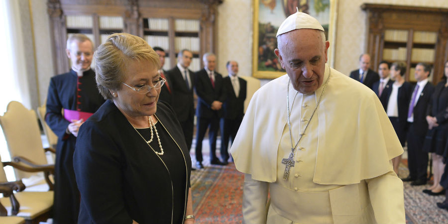 Bachelet y Bergoglio reconocen sus deudas