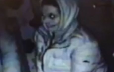 Clip | Escalofriantes imágenes muestran la supuesta transformación de una mujer en una bruja