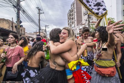 Clip+Fotos | Semidesnudos y con harta cerveza: Así calientan motores en Brasil gozando en la previa al Carnaval de Río 2018
