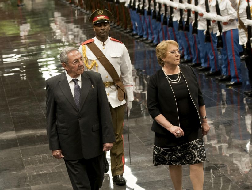 Gira presidencial por Cuba: Bachelet y Raúl Castro se reunieron en el Palacio de la Revolución